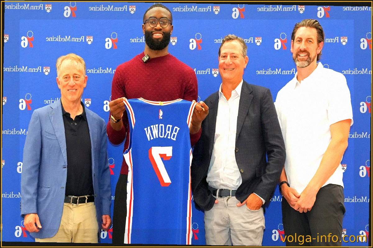 Джейлен Браун бросает первый мяч на игре Phillies после громкого обмена в 76ers